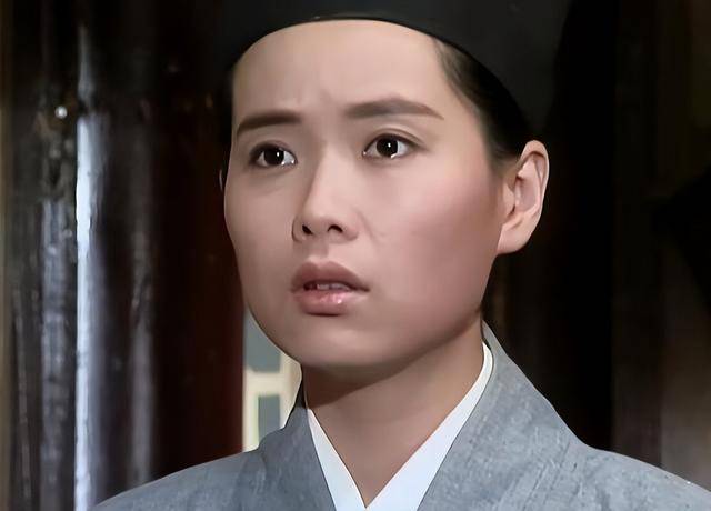 曝61岁叶童香港行生图<strong></p>
<p>货币资本买卖</strong>，身材干瘪脸上画大浓妆，多人追着索要签名