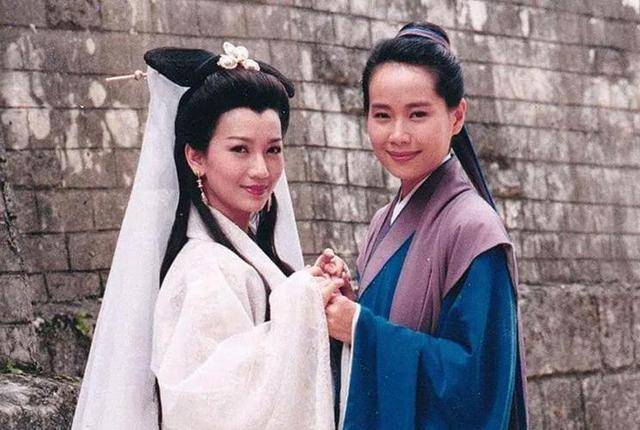 曝61岁叶童香港行生图<strong></p>
<p>货币资本买卖</strong>，身材干瘪脸上画大浓妆，多人追着索要签名
