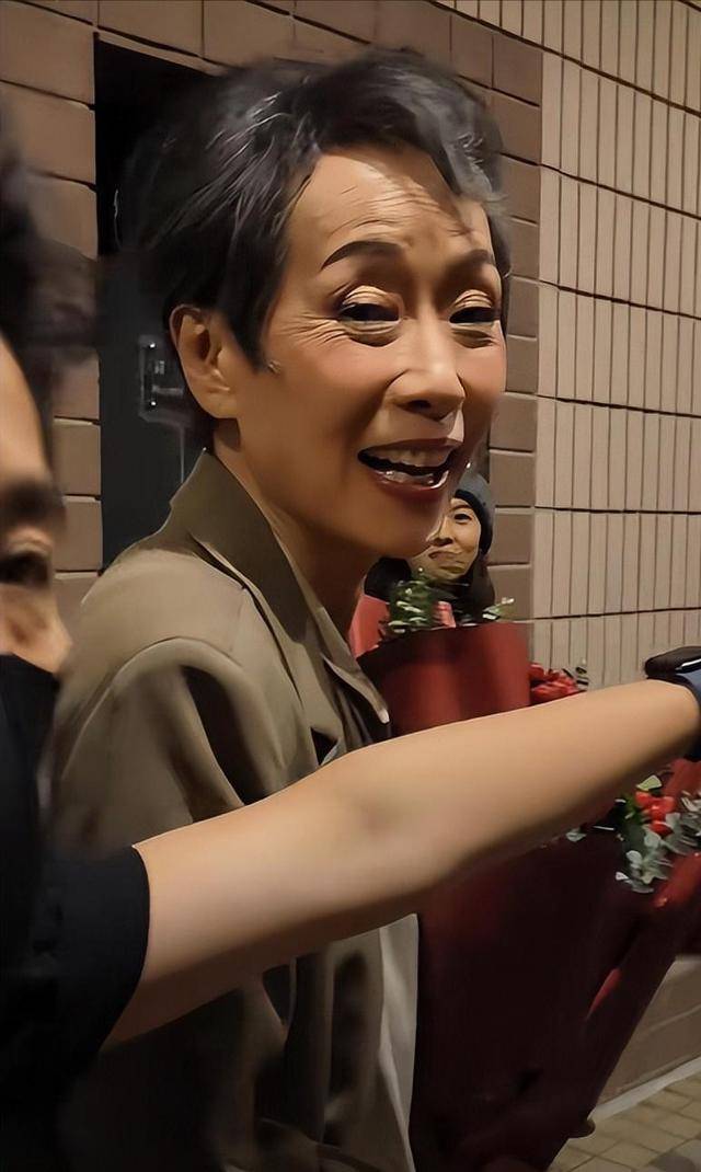 曝61岁叶童香港行生图<strong></p>
<p>货币资本买卖</strong>，身材干瘪脸上画大浓妆，多人追着索要签名