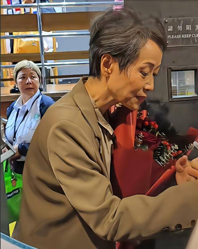 曝61岁叶童香港行生图<strong></p>
<p>货币资本买卖</strong>，身材干瘪脸上画大浓妆，多人追着索要签名