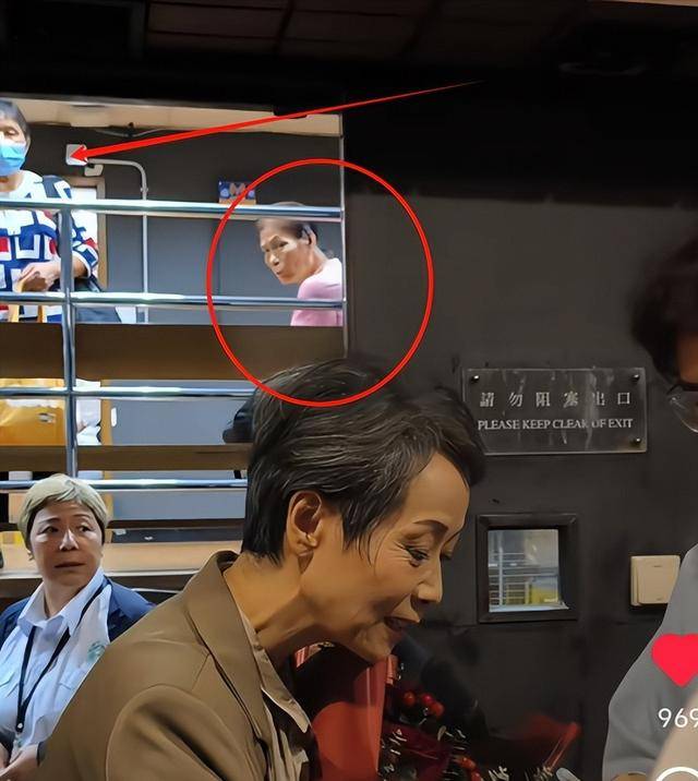 曝61岁叶童香港行生图<strong></p>
<p>货币资本买卖</strong>，身材干瘪脸上画大浓妆，多人追着索要签名
