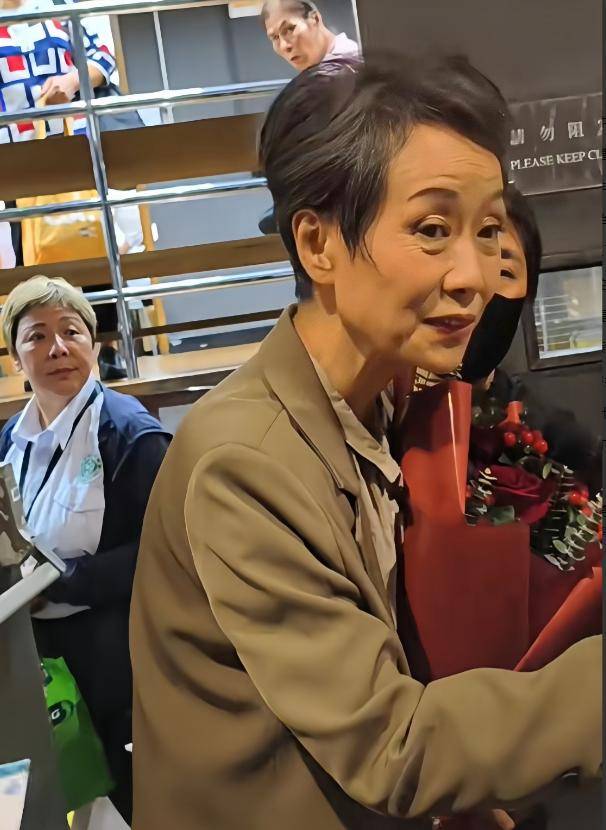 曝61岁叶童香港行生图<strong></p>
<p>货币资本买卖</strong>，身材干瘪脸上画大浓妆，多人追着索要签名