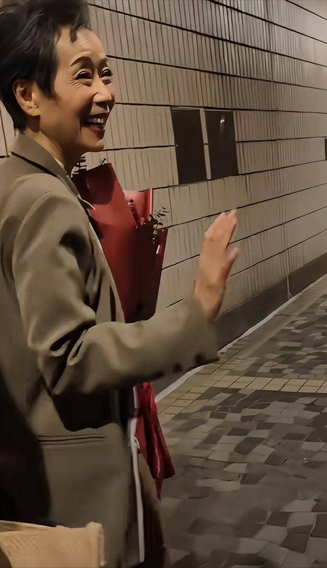 曝61岁叶童香港行生图<strong></p>
<p>货币资本买卖</strong>，身材干瘪脸上画大浓妆，多人追着索要签名