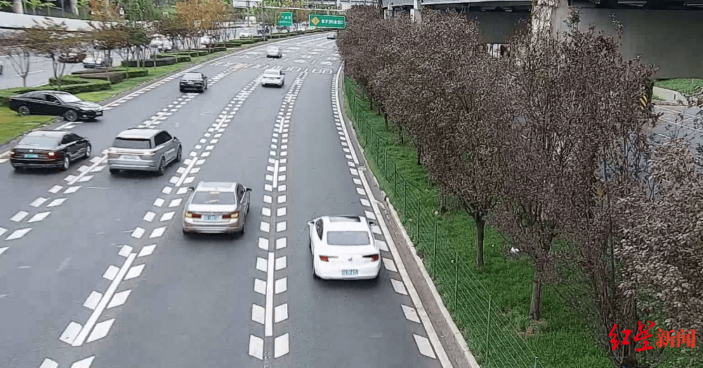 成都三环主路惊现小轿车跨过隔离带掉头<strong></p>
<p>coinall币全</strong>，原来是司机酒驾走错路……