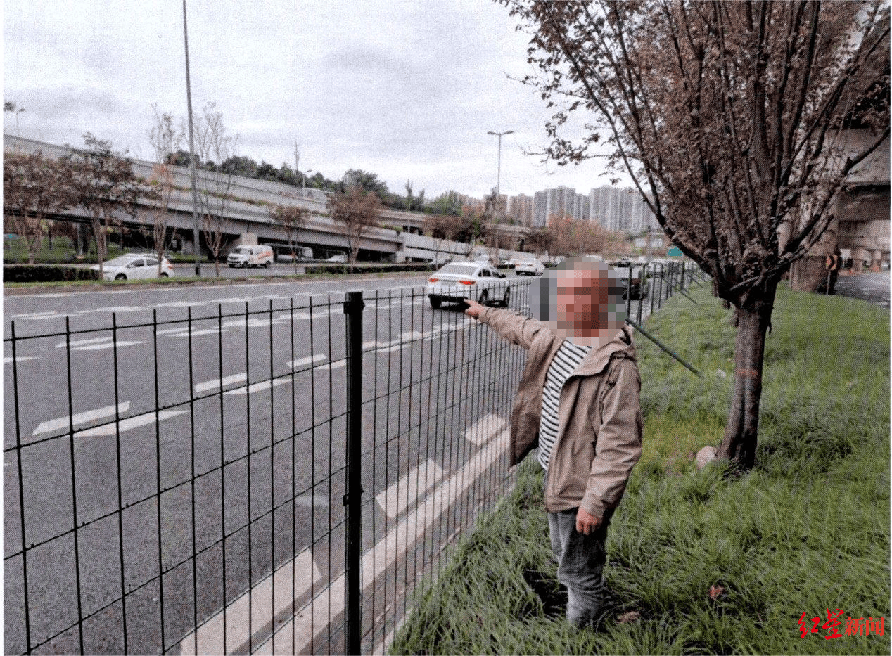 成都三环主路惊现小轿车跨过隔离带掉头<strong></p>
<p>coinall币全</strong>，原来是司机酒驾走错路……