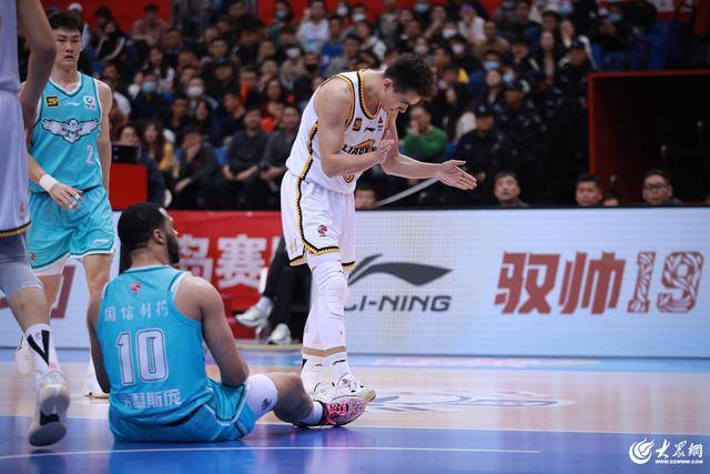 热血沸腾！青岛男篮最后三分钟14-0绝地翻盘<strong></p>
<p>视频软件</strong>，队史首次单赛季双杀辽宁