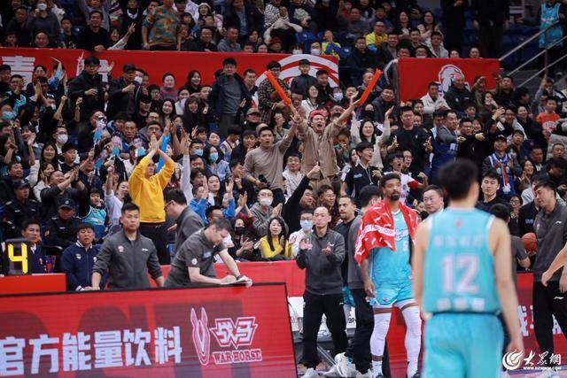 热血沸腾！青岛男篮最后三分钟14-0绝地翻盘<strong></p>
<p>视频软件</strong>，队史首次单赛季双杀辽宁
