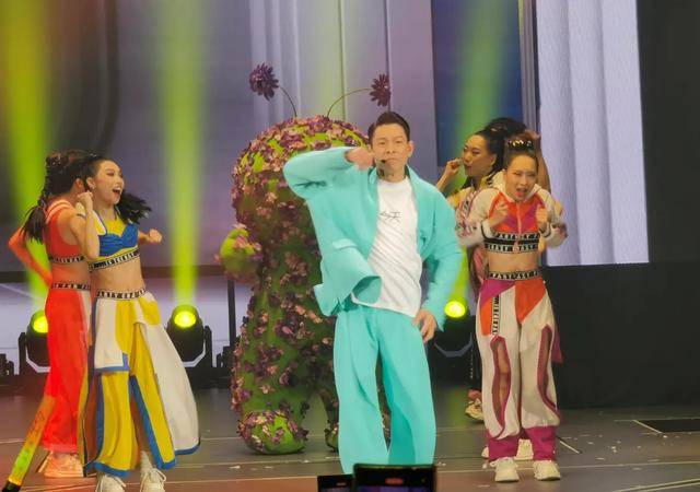 刘德华演唱会实录：表演滑跪失败<strong></p>
<p>视频软件</strong>，甄子丹舒淇任达华台下蹦迪