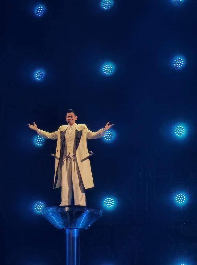 刘德华演唱会实录：表演滑跪失败<strong></p>
<p>视频软件</strong>，甄子丹舒淇任达华台下蹦迪