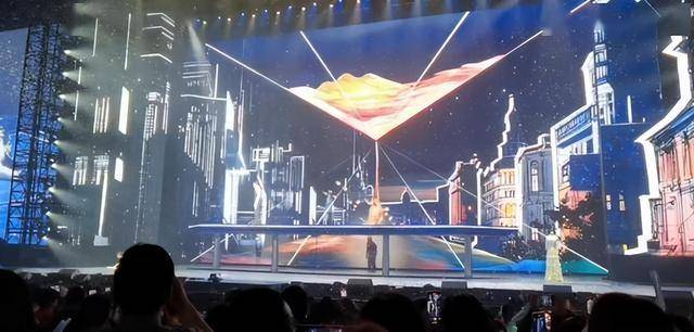 刘德华演唱会实录：表演滑跪失败<strong></p>
<p>视频软件</strong>，甄子丹舒淇任达华台下蹦迪