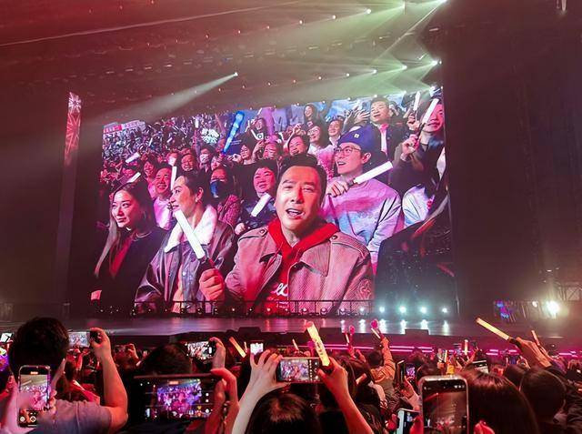 刘德华演唱会实录：表演滑跪失败<strong></p>
<p>视频软件</strong>，甄子丹舒淇任达华台下蹦迪