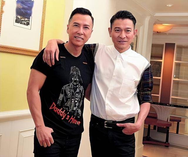 刘德华演唱会实录：表演滑跪失败<strong></p>
<p>视频软件</strong>，甄子丹舒淇任达华台下蹦迪