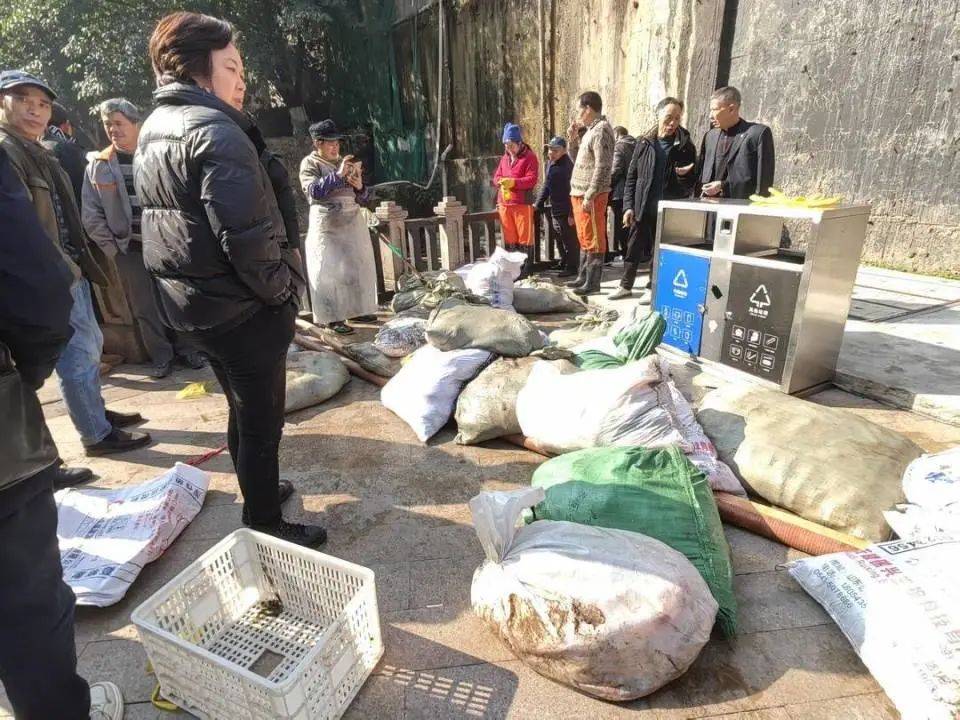 ​一公园观赏鱼大量死亡<strong></p>
<p>视频软件</strong>，死鱼装满30余编织袋，警方通报