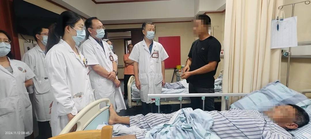 广州一“老酒鬼”路边捡到宝<strong></p>
<p>厦门货币交易市场在哪里</strong>，笑着笑着倒下了……