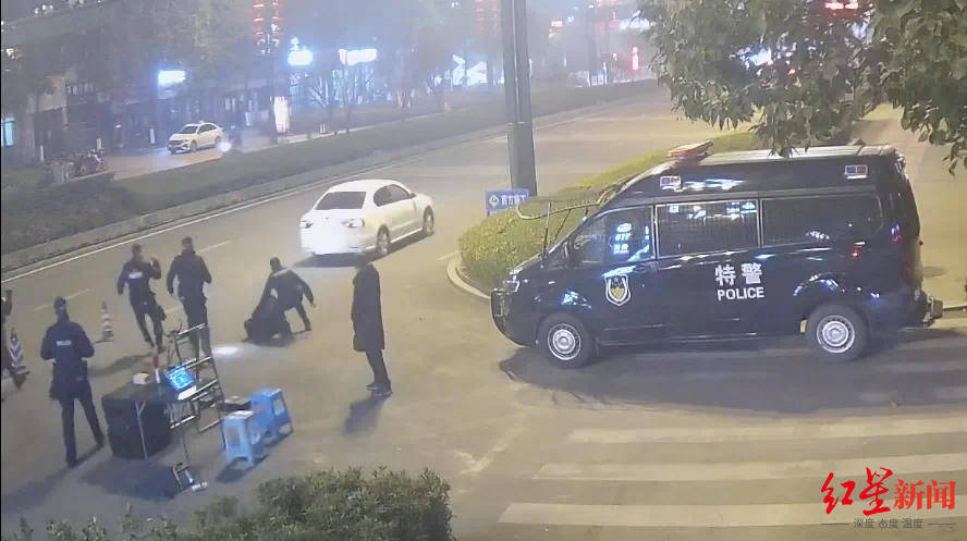 男子车内放疑似枪支遇检查强行冲卡致一辅警被拖行受伤<strong></p>
<p>三角货币对冲指标</strong>，已被抓获！“枪支”正在鉴定