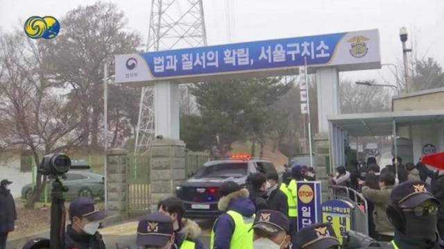 尹锡悦戒严风波后首次公开亮相,现身宪法法院,出席弹劾案庭审辩论