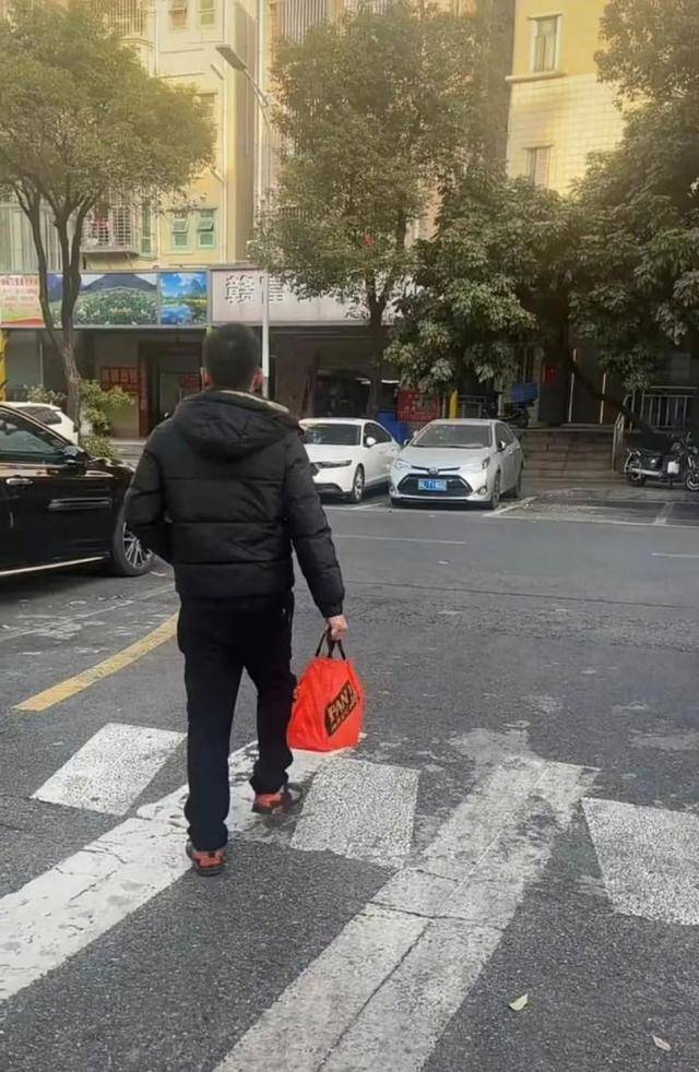 已走11天<strong></p>
<p>货币资金交易成本过高</strong>！衡阳小伙从深圳步行回家过年：就剩自己