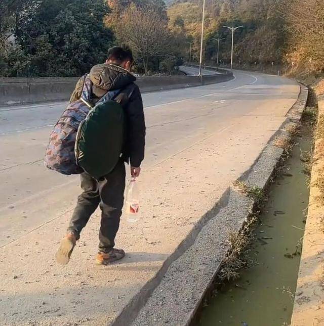 已走11天<strong></p>
<p>货币资金交易成本过高</strong>！衡阳小伙从深圳步行回家过年：就剩自己