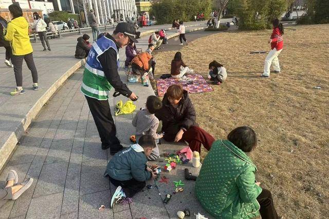 给晒太阳的成都人发个垃圾袋<strong></p>
<p>货币资金交易成本过高</strong>，金牛这个小细节走心了
