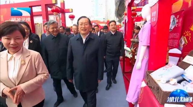 湖北省委书记、省长和商务部副部长一同逛市集<strong></p>
<p>其他货币资金保证金</strong>，有一个大背景