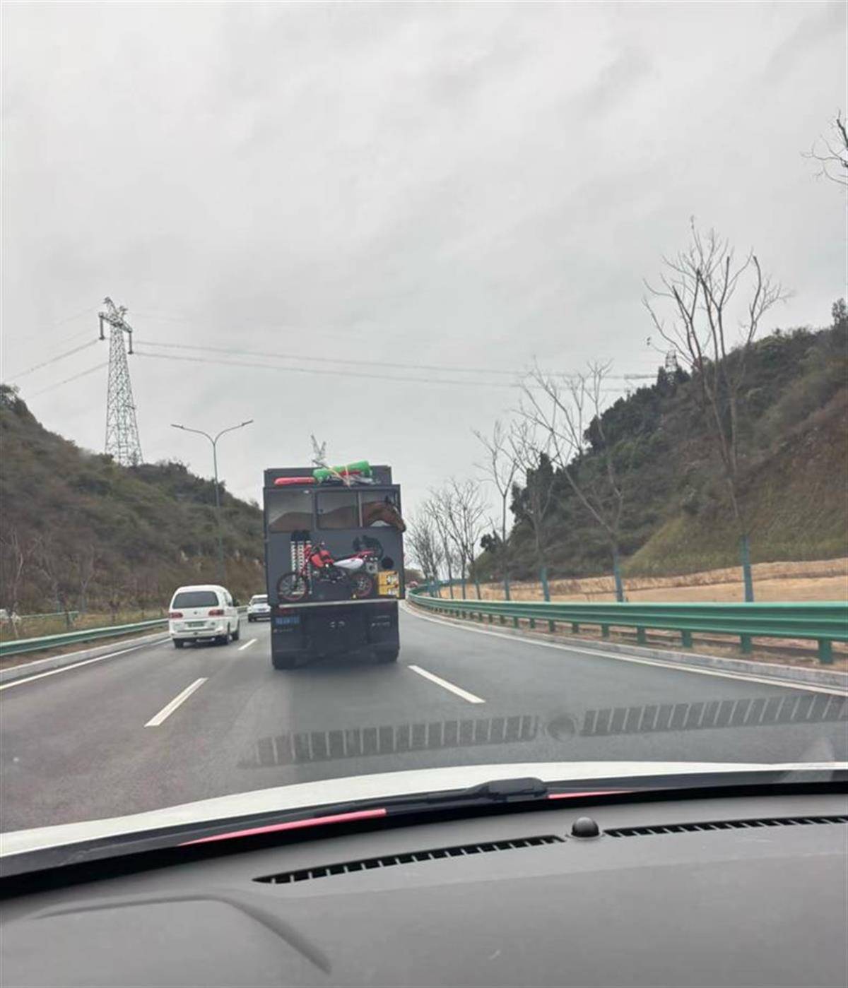 男子开豪华房车带马回乡<strong></p>
<p>有可以隐藏软件的软件</strong>，房车价值或超百万元