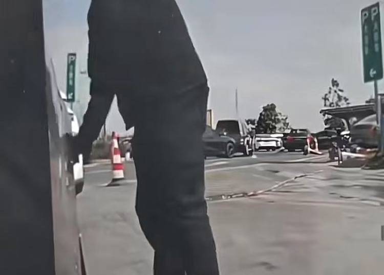 广东一服务区小米SU7遭割胎<strong></p>
<p>炒币机器人有哪些</strong>，确系汽修厂员工所为！已停业