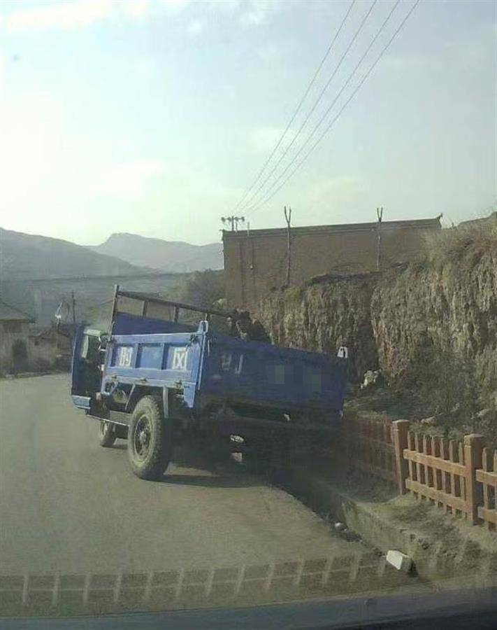 警车把农用车“别进”沟里<strong></p>
<p>货币对冲套利原理</strong>，三个问题需要澄清