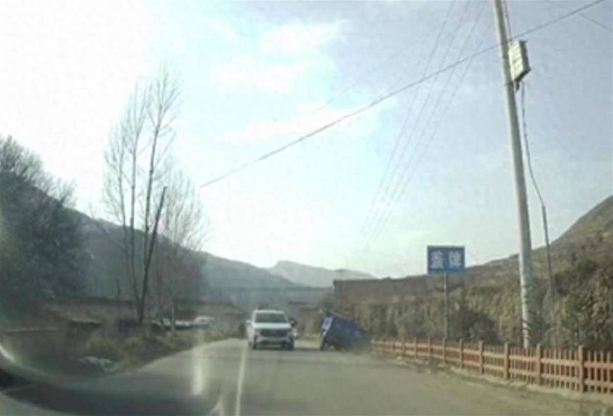 警车把农用车“别进”沟里<strong></p>
<p>货币对冲套利原理</strong>，三个问题需要澄清