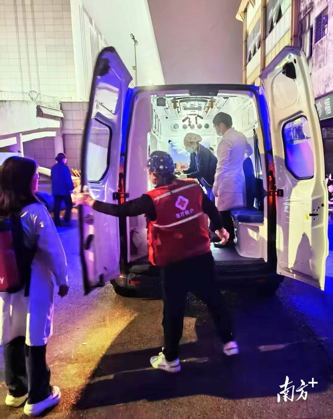 “先救命<strong></p>
<p>债券买断式回购交易</strong>，责任我们担！”东莞东站一旅客突发心脏骤停