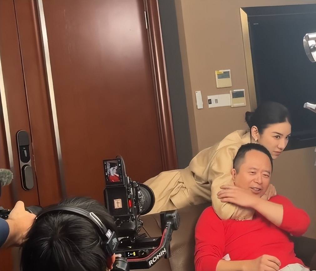 周鸿祎回应参演的短剧辣眼睛：黄奕诱惑<strong></p>
<p>币圈inchat</strong>我的剧情是DeepSeek设计的