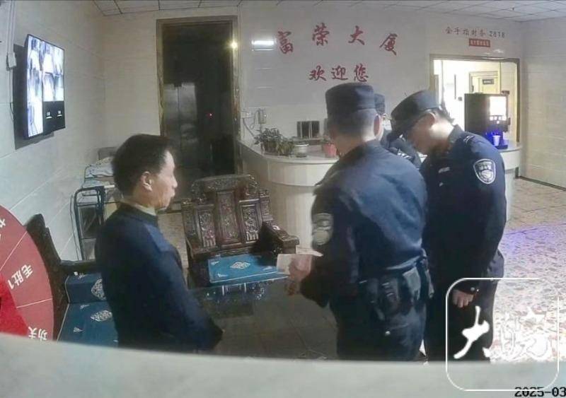 合肥一保洁员在垃圾桶捡到10万元现金后报警：不是自己的钱<strong></p>
<p>炒币亏得倾家荡产</strong>，再多都不能要