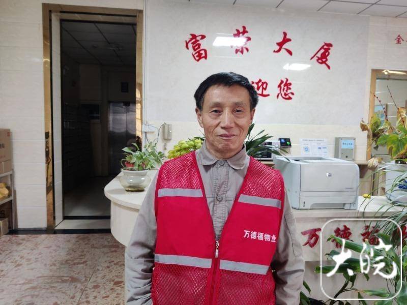 合肥一保洁员在垃圾桶捡到10万元现金后报警：不是自己的钱<strong></p>
<p>炒币亏得倾家荡产</strong>，再多都不能要