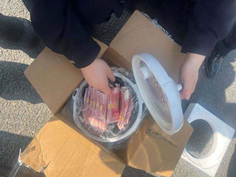 打开电饭煲一看：8万元现金<strong></p>
<p>香港电子交易货币</strong>！女子被当街拦下