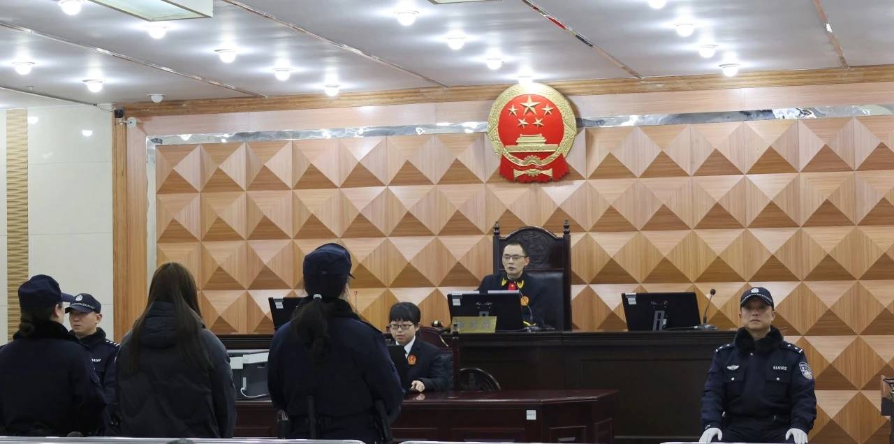 女子与男友吵架后从8楼扔下3个花盆险砸中路人<strong></p>
<p>香港电子交易货币</strong>，被判拘役并处罚金