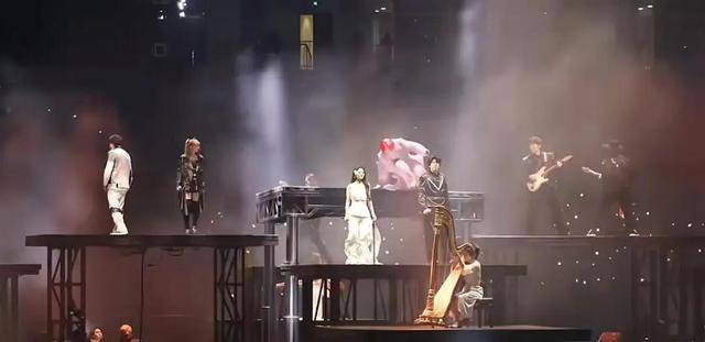 演唱会突发意外！仅用3秒<strong></p>
<p>oke下载</strong>，华晨宇跳下故障升降台