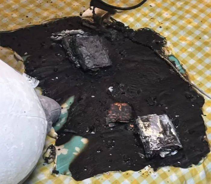 小米充电宝突发自燃并爆炸<strong></p>
<p>货币如何保值</strong>，火势瞬间烧穿书包，客服回应