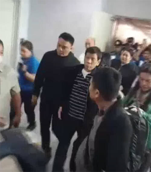 杜特尔特将被包机带往海牙<strong></p>
<p>如何对冲货币贬值</strong>，女儿莎拉：这是公然侮辱菲律宾主权