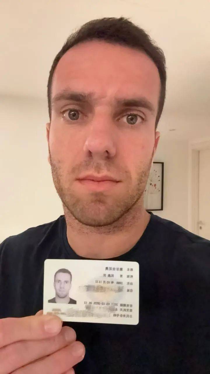 塞尔吉尼奥领到身份证<strong></p>
<p>如何炒币</strong>，已赴迪拜驰援国足