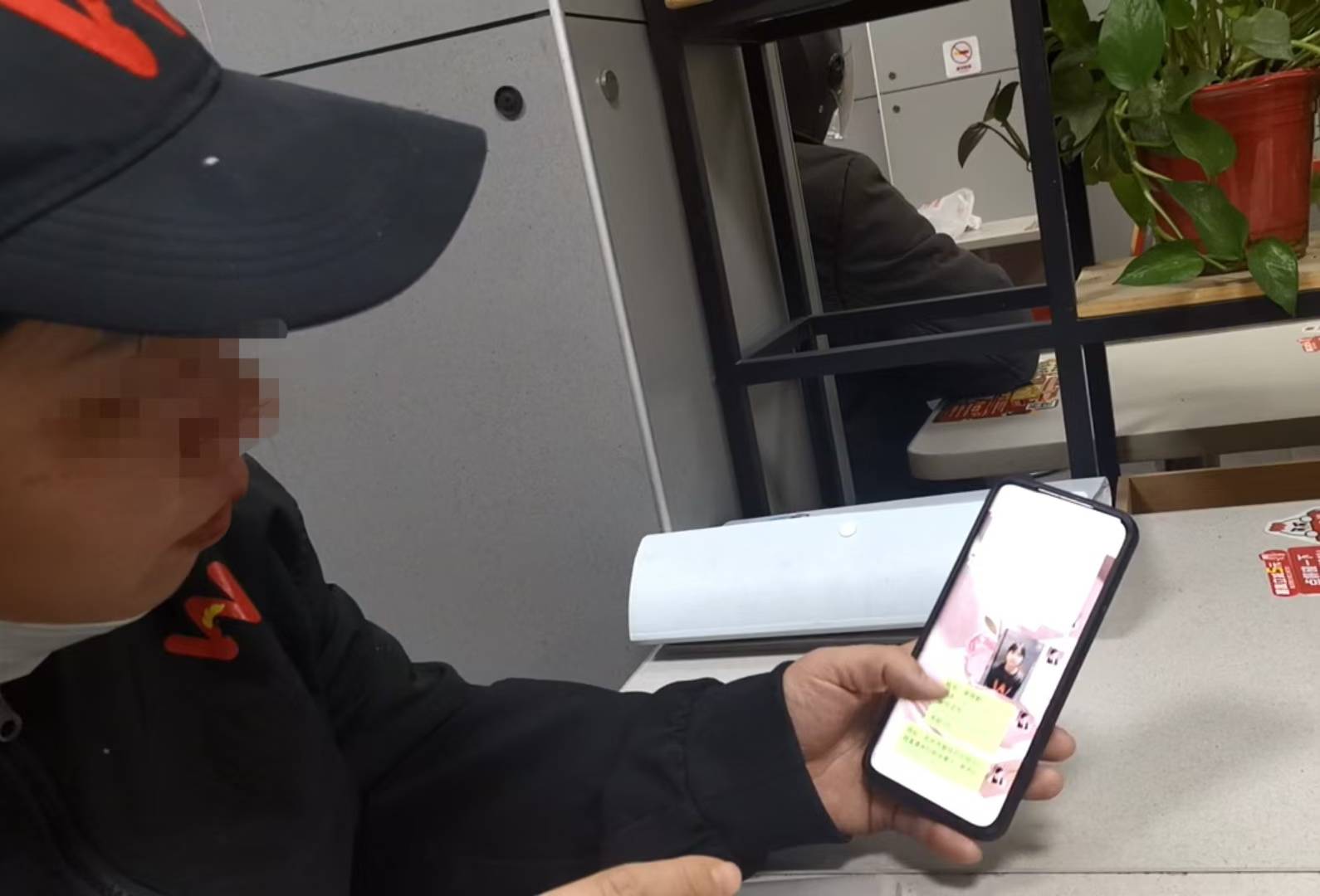 卧底华莱士两家门店：过期食材换签续命<strong></p>
<p>新手如何炒币</strong>，炸油酸价超标易引腹泻