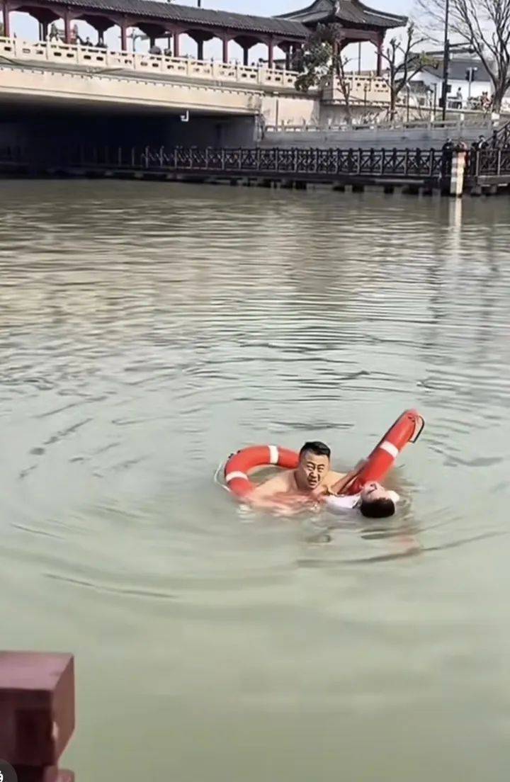 山东大哥到苏州出差<strong></p>
<p>如何做空货币</strong>，刚下火车20分钟跳河救人