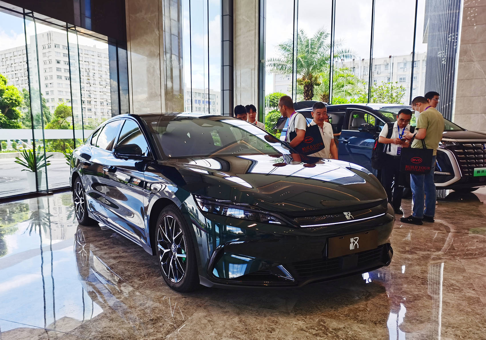 营收7771亿元<strong></p>
<p>如何抄币</strong>，超越特斯拉！刚刚，比亚迪炸裂发布：拟派现超120亿元