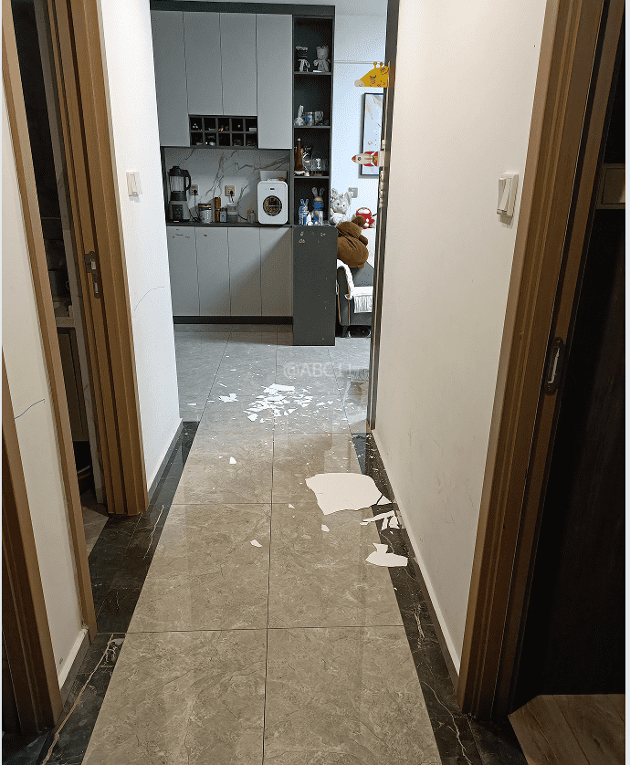 “深更半夜<strong></p>
<p>货币如何产生</strong>，又掉一大块下来”！广东一小区业主怒了