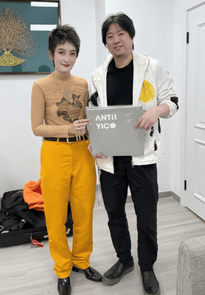 高晓松晒与曾轶可合照发文：16年前没有被口水淹死的坚强女生<strong></p>
<p>债券如何交易</strong>，今天已经成长得无所畏惧！