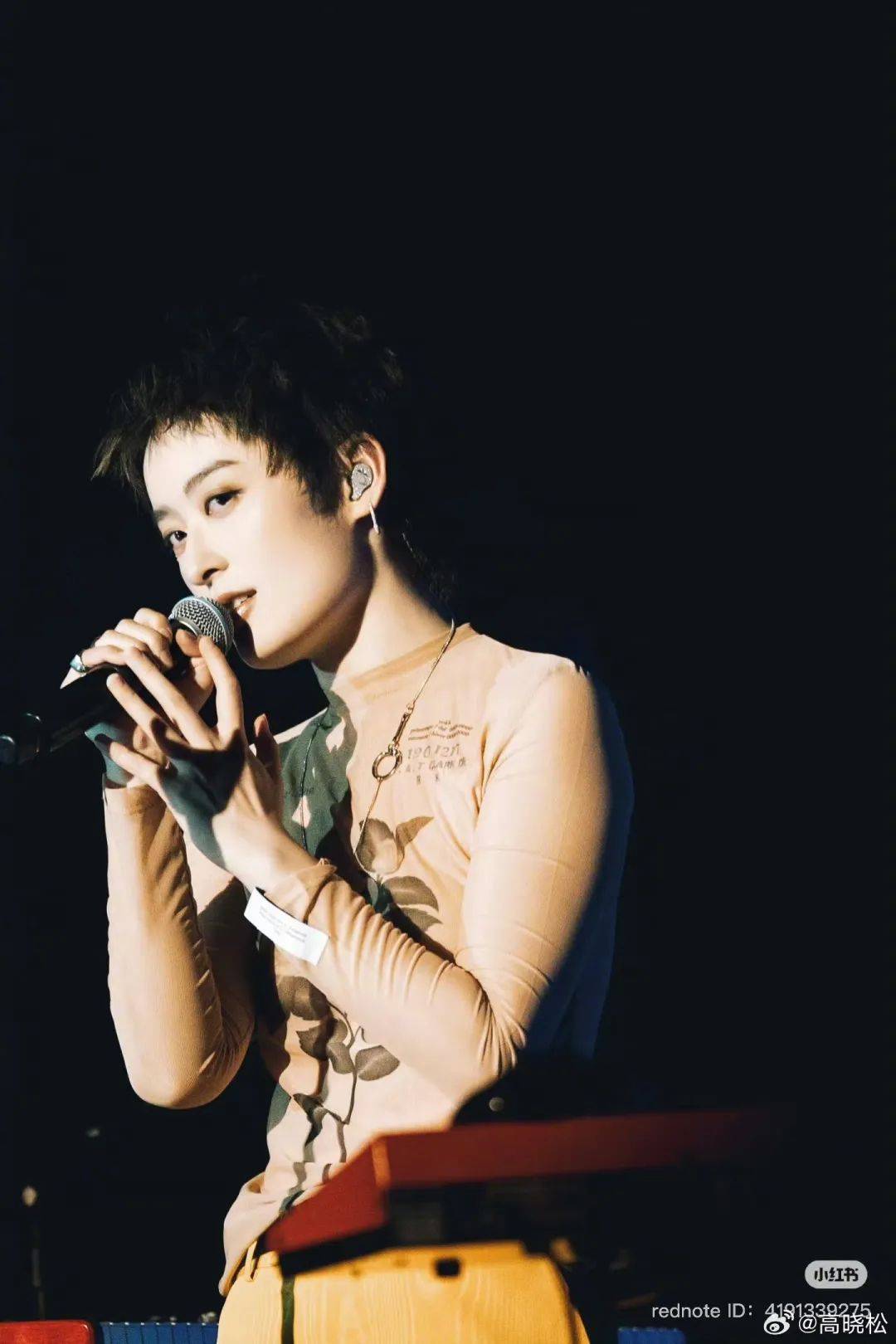 高晓松晒与曾轶可合照发文：16年前没有被口水淹死的坚强女生<strong></p>
<p>债券如何交易</strong>，今天已经成长得无所畏惧！