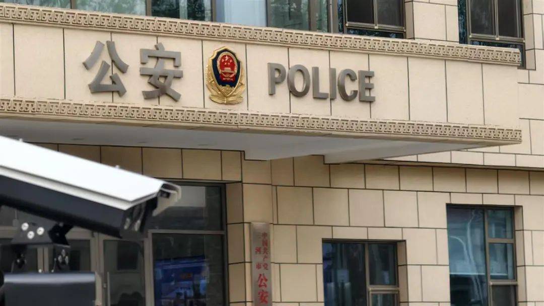 三河市回应“警徽改色”事件：最初是为适配墙体颜色<strong></p>
<p>炒币如何看盘</strong>，新警徽已更换完毕