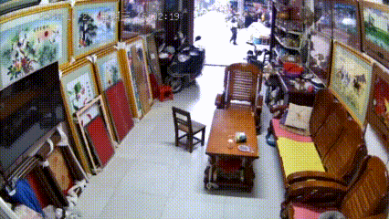 “交警持棍击倒电动车”处理结果披露：相关责任人被免职<strong></p>
<p>如何买币</strong>，涉事警员被辞退