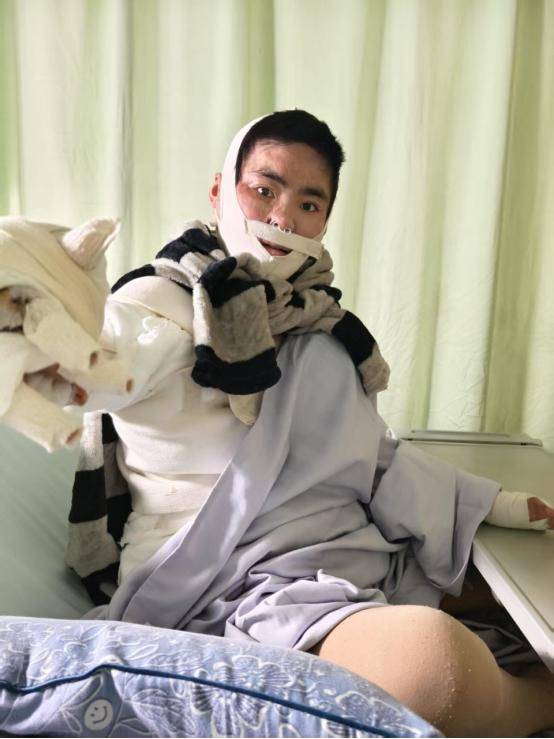 女孩被前男友泼汽油致残<strong></p>
<p>如何充币</strong>，凶手法庭上威胁杀人