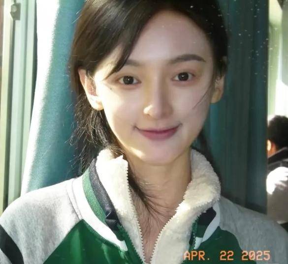 听障女大学生因太美被质疑像AI<strong></p>
<p>如何充币</strong>，本人回应：只微调过几处变化不大，真人比照片好看