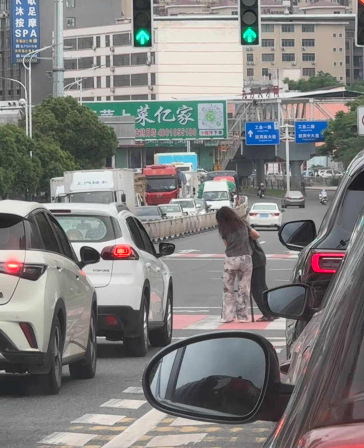 赣州女司机下车搀扶老人过马路<strong></p>
<p>债券如何进行交易</strong>，所有车辆等候4分钟，目击者：静静等待，没人按喇叭