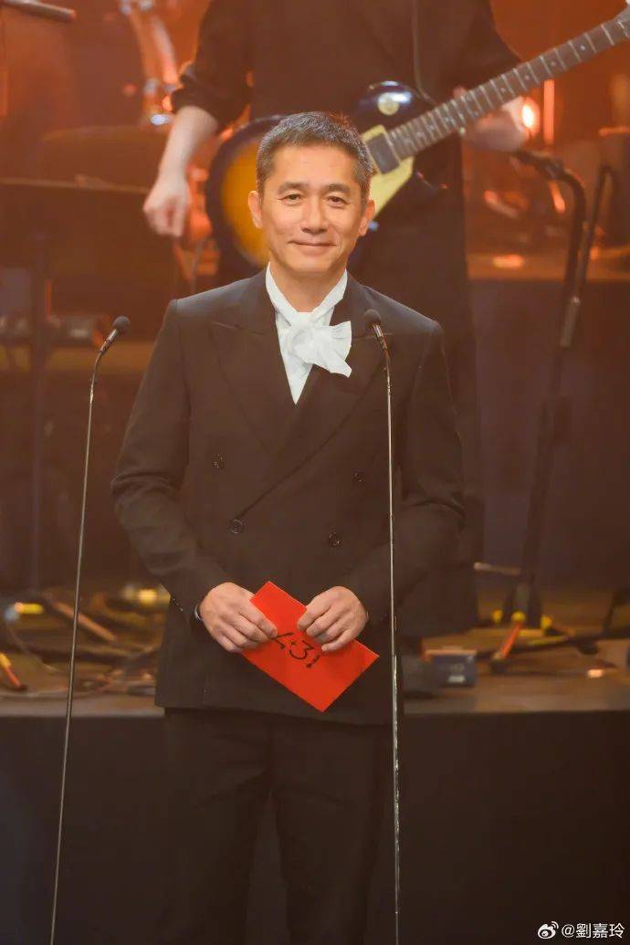刘嘉玲连发10多张梁朝伟照片：他都不知道自己帅<strong></p>
<p>如何玩转币圈</strong>！头发白了也不肯染